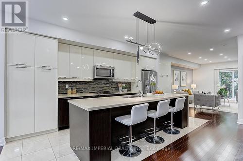 27 Mcgurran Lane, Richmond Hill, ON - Indoor Photo Showing Kitchen With Upgraded Kitchen