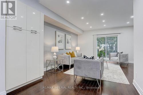 27 Mcgurran Lane, Richmond Hill, ON - Indoor Photo Showing Living Room