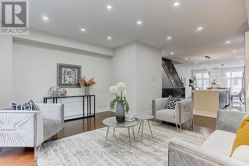 27 Mcgurran Lane, Richmond Hill, ON - Indoor Photo Showing Living Room