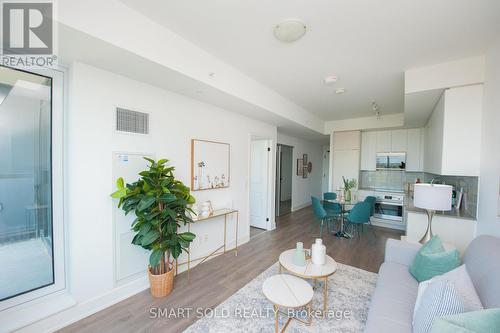 1126 - 2485 Taunton Road, Oakville, ON - Indoor Photo Showing Living Room