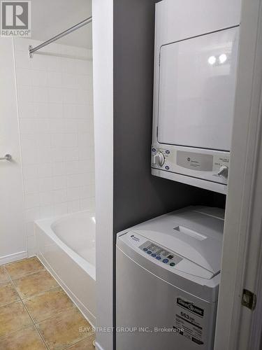 429 - 684 Warden Avenue, Toronto, ON - Indoor Photo Showing Laundry Room