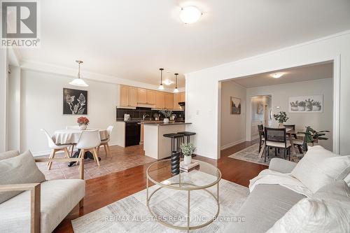 145 Dougherty Crescent, Whitchurch-Stouffville, ON - Indoor Photo Showing Living Room