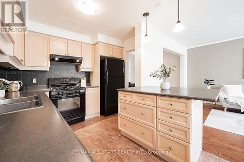 145 Dougherty Crescent, Whitchurch-Stouffville, ON - Indoor Photo Showing Kitchen With Double Sink