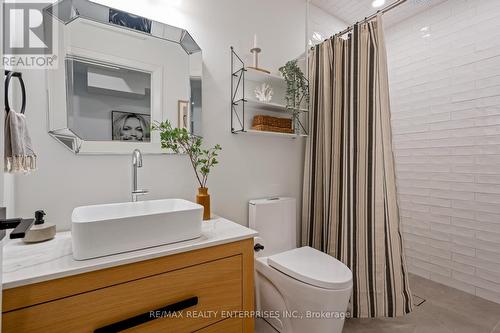 18 Wendell Avenue, Toronto, ON - Indoor Photo Showing Bathroom