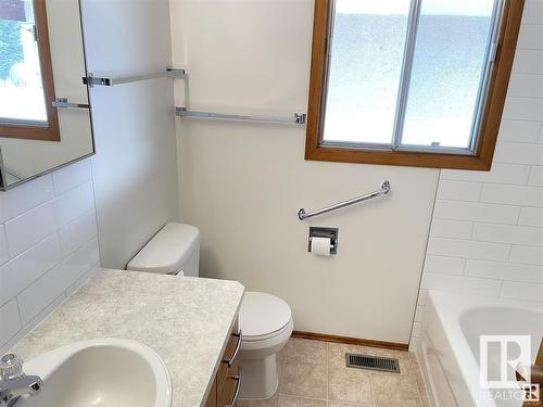 9811 99 St, Westlock, AB - Indoor Photo Showing Bathroom