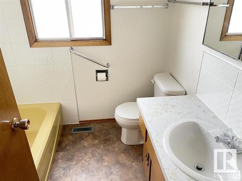 9811 99 St, Westlock, AB - Indoor Photo Showing Bathroom