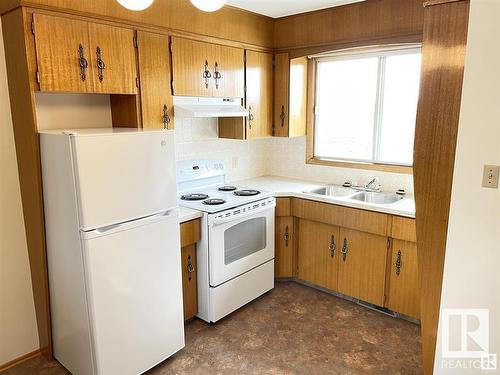 9811 99 St, Westlock, AB - Indoor Photo Showing Kitchen With Double Sink