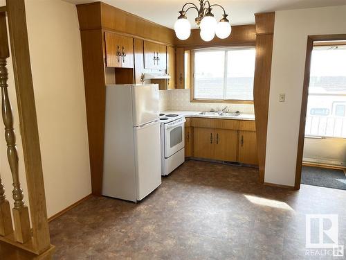 9811 99 St, Westlock, AB - Indoor Photo Showing Kitchen With Double Sink