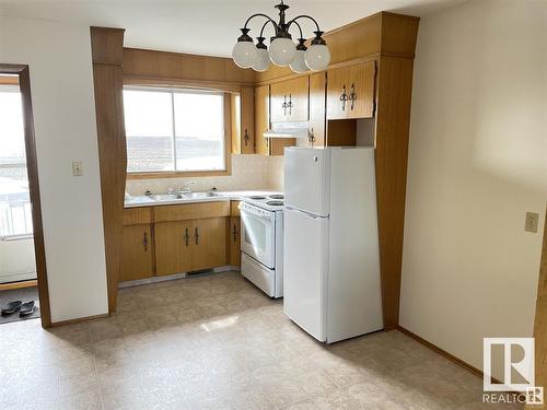 9811 99 St, Westlock, AB - Indoor Photo Showing Kitchen With Double Sink