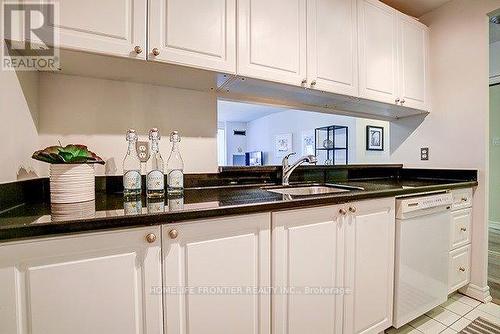 2008 - 1055 Bay Street, Toronto, ON - Indoor Photo Showing Kitchen