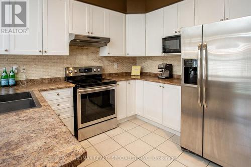 4802 Bluefeather Line, Mississauga (Hurontario), ON - Indoor Photo Showing Kitchen With Double Sink With Upgraded Kitchen