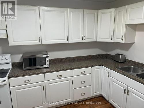 24 Limerick Lane, Brantford, ON - Indoor Photo Showing Kitchen