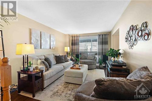 29 Wallsend Avenue, Ottawa, ON - Indoor Photo Showing Living Room