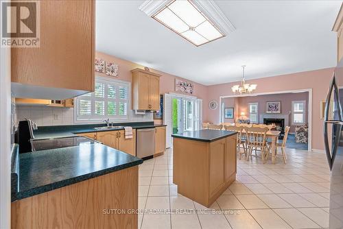 64 Adirondack Dr Drive, Vaughan, ON - Indoor Photo Showing Kitchen