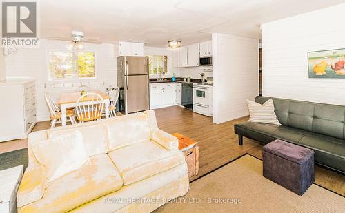 1020 Sunset Boulevard, Gravenhurst, ON - Indoor Photo Showing Living Room