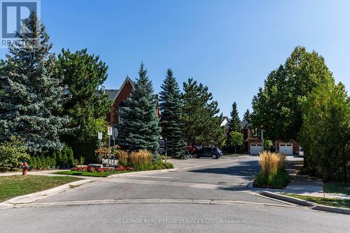 24 - 2004 Glenada Crescent, Oakville, ON - Outdoor