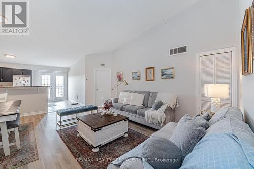 412 - 1350 Main Street E, Milton (Dempsey), ON - Indoor Photo Showing Living Room