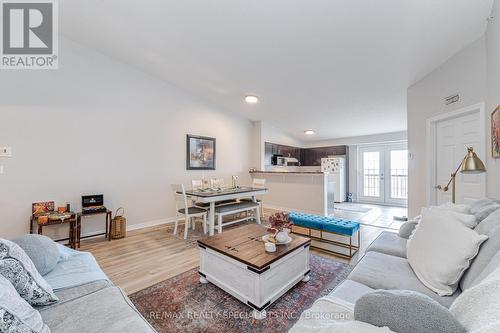 412 - 1350 Main Street E, Milton (Dempsey), ON - Indoor Photo Showing Living Room