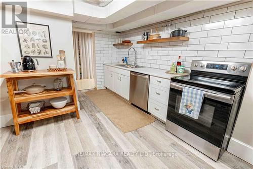 4 Joanna Drive, St. Catharines, ON - Indoor Photo Showing Kitchen