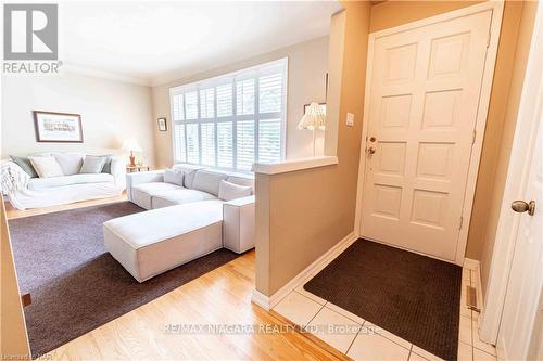 4 Joanna Drive, St. Catharines, ON - Indoor Photo Showing Living Room