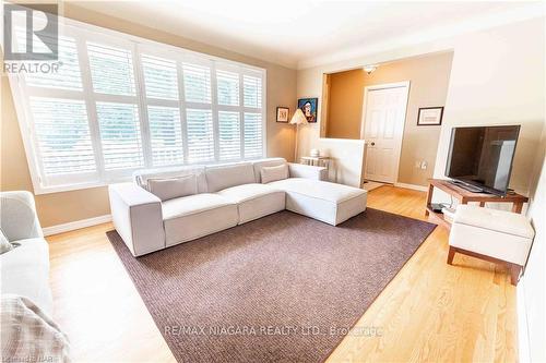 4 Joanna Drive, St. Catharines, ON - Indoor Photo Showing Living Room