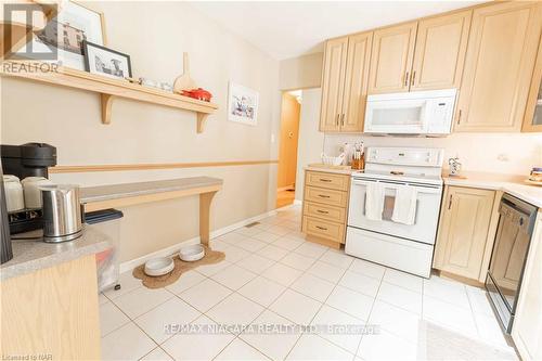 4 Joanna Drive, St. Catharines, ON - Indoor Photo Showing Kitchen