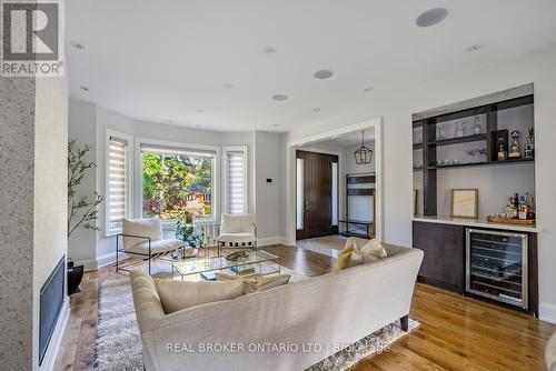 106 Ballacaine Drive, Toronto, ON - Indoor Photo Showing Living Room