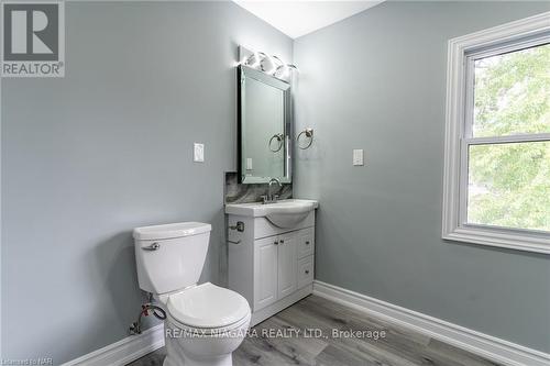 5197 Second Avenue, Niagara Falls, ON - Indoor Photo Showing Bathroom