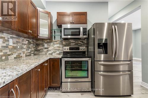 5197 Second Avenue, Niagara Falls, ON - Indoor Photo Showing Kitchen With Upgraded Kitchen