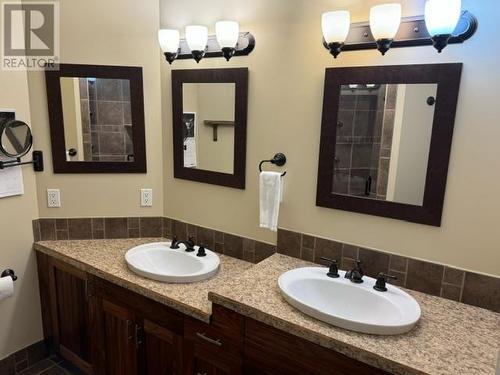 1560 24 Street Ne, Salmon Arm, BC - Indoor Photo Showing Bathroom