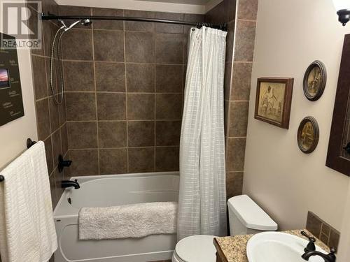 1560 24 Street Ne, Salmon Arm, BC - Indoor Photo Showing Bathroom