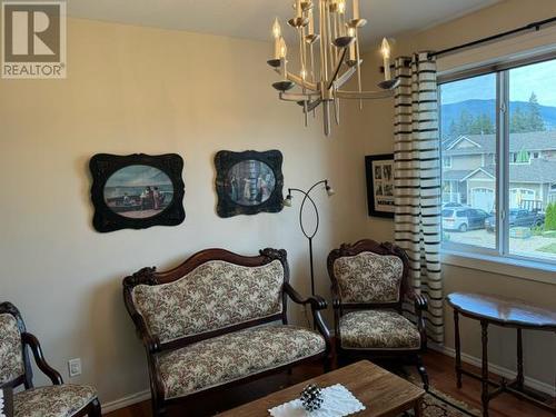 1560 24 Street Ne, Salmon Arm, BC - Indoor Photo Showing Living Room