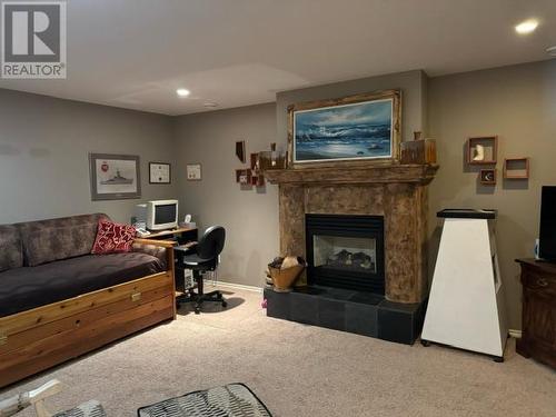 1560 24 Street Ne, Salmon Arm, BC - Indoor Photo Showing Living Room With Fireplace