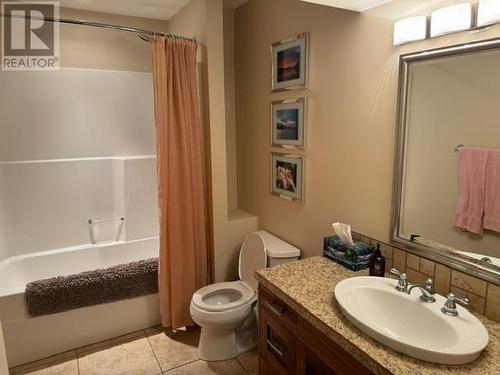 1560 24 Street Ne, Salmon Arm, BC - Indoor Photo Showing Bathroom