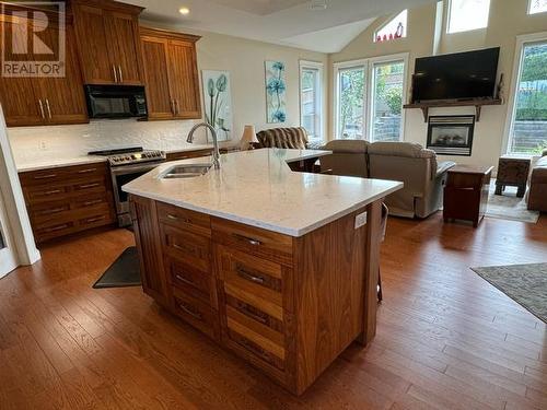 1560 24 Street Ne, Salmon Arm, BC - Indoor Photo Showing Kitchen With Double Sink