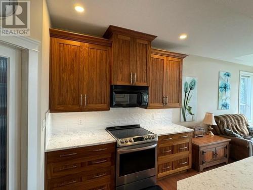 1560 24 Street Ne, Salmon Arm, BC - Indoor Photo Showing Kitchen