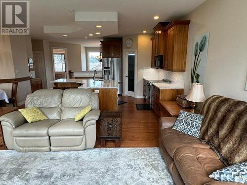 1560 24 Street Ne, Salmon Arm, BC - Indoor Photo Showing Living Room