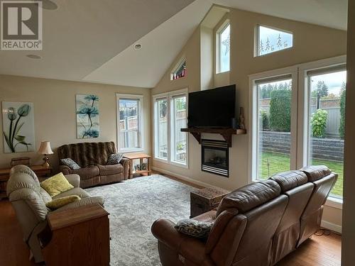 1560 24 Street Ne, Salmon Arm, BC - Indoor Photo Showing Living Room