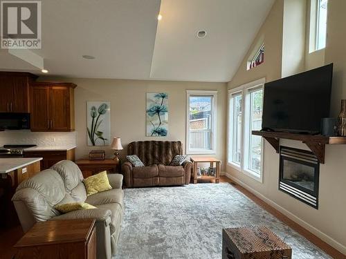 1560 24 Street Ne, Salmon Arm, BC - Indoor Photo Showing Living Room