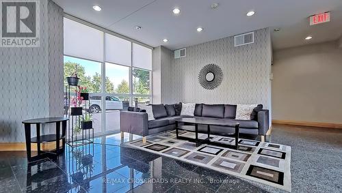 705 - 7373 Kennedy Road, Markham, ON - Indoor Photo Showing Living Room