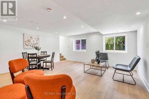 70 Lundy'S Lane, Newmarket, ON - Indoor Photo Showing Living Room