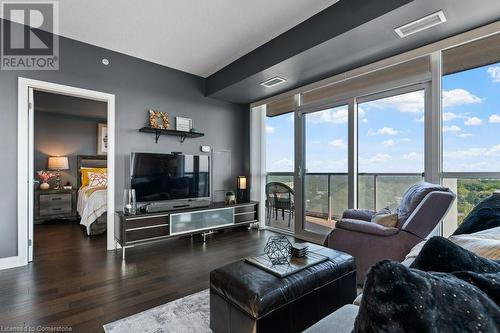 2087 Fairview Street Unit# 1304, Burlington, ON - Indoor Photo Showing Living Room