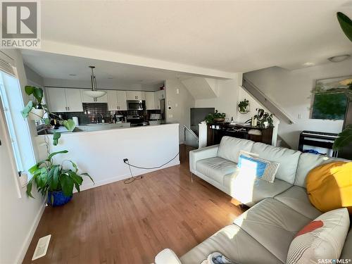 5 4545 Delhaye Way, Regina, SK - Indoor Photo Showing Living Room