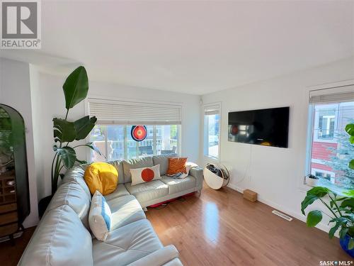 5 4545 Delhaye Way, Regina, SK - Indoor Photo Showing Living Room