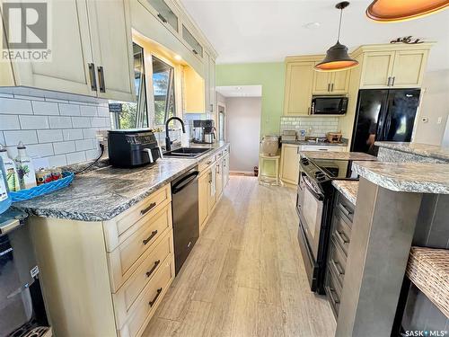 13 3Rd Avenue E, Metinota, SK - Indoor Photo Showing Kitchen With Double Sink