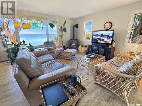 13 3Rd Avenue E, Metinota, SK - Indoor Photo Showing Living Room