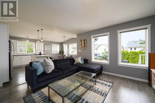 721 Bramble Crt, Kamloops, BC - Indoor Photo Showing Living Room