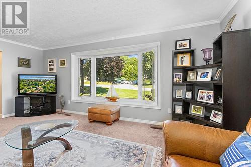 699 20Th Street W, Owen Sound, ON - Indoor Photo Showing Living Room