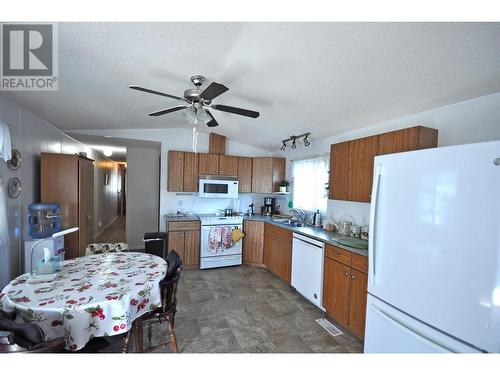 46 1400 Western Avenue, Williams Lake, BC - Indoor Photo Showing Kitchen With Double Sink