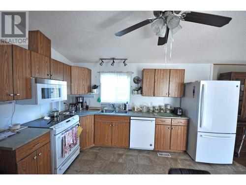 46 1400 Western Avenue, Williams Lake, BC - Indoor Photo Showing Kitchen With Double Sink